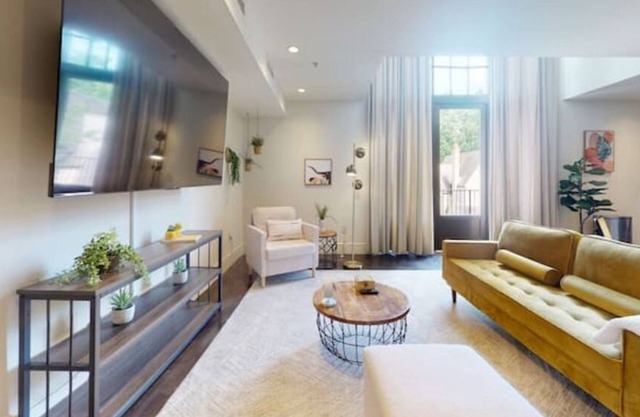 Charmingly Trendy Cloverdale Loft - Gated Parking!