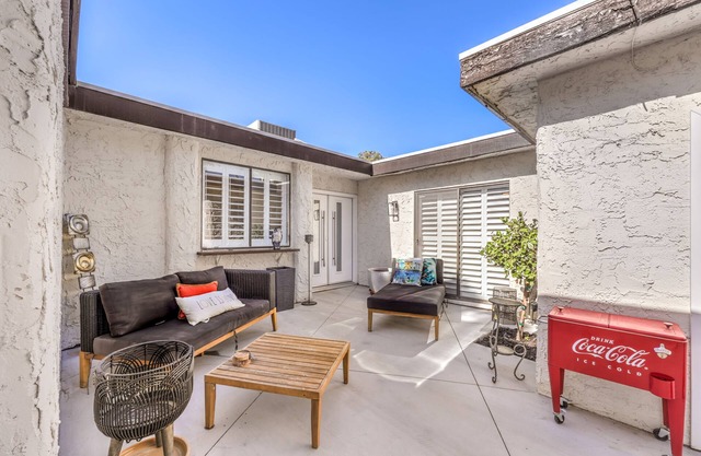 Charning 2bd/2bth Townhome w/private courtyard minutes to strip.