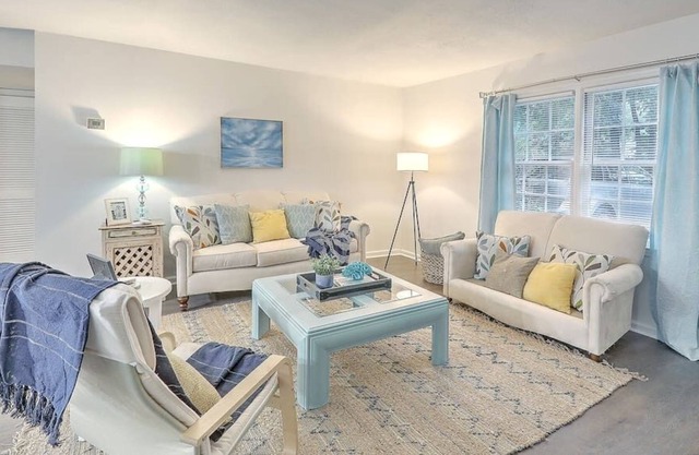 Chas Place Near Airport, Colosseum, DnTwn & Beach!