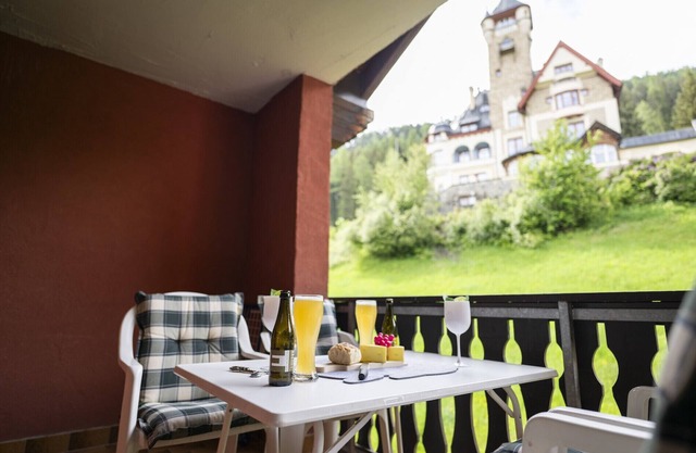 Chasa Valbernard 4302: High-quality renovated 4½-room apartment right next to the golf course