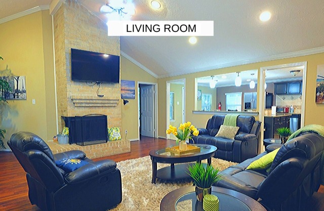 Chaseview · Big Home - 4 bedrooms/5 queen beds Houston area