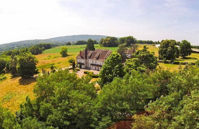 Chateau Chanteuse - Four Bedroom Castle, Sleeps 8
