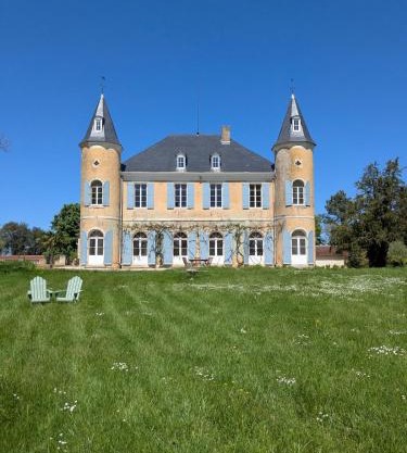 Chateau de Pomiro chambres d'hôtes et gîte