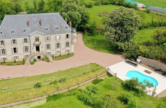 Château de Veullerot, with its ponds in the heart of Burgundy