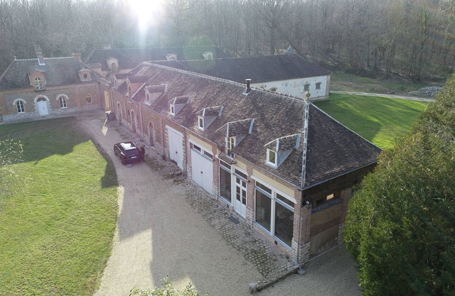 Chateau outbuildings next to a golf course in the Gâtinais en Brie region