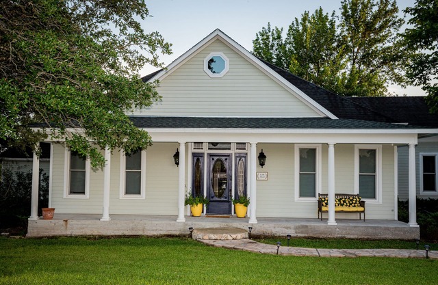 Chateau Relaxo - Farmhouse on 19 acres, Pool + pool house + Games, Sleeps 20
