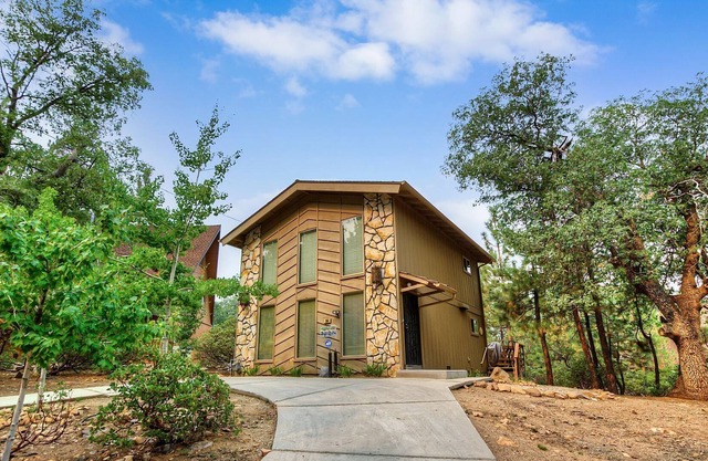 Chateau St. Moritz by Destination Big Bear : Walk to Snow Summit Resort! Hot Tub! Pool Table!