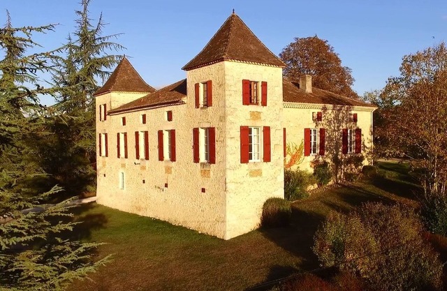 Château with spectacular view, en-suites, Pool, Tennis, Grand Piano, BBQ, WiFi
