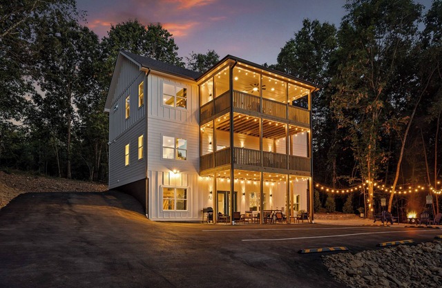 Chatt Vistas-6bdr 6ba-3 Story-Theater-HotTub-Sleeps 15+