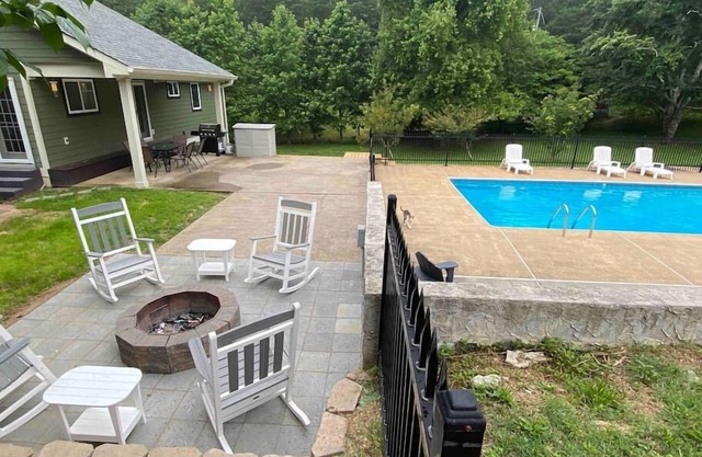 Chattanooga Country Home + Pool + Firepit-relaxing + Dog-friendly