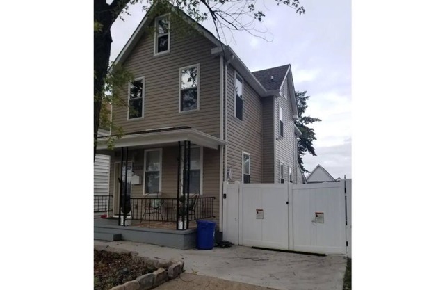 Cheerful 1 bedroom, BASEMENT ONLY, fridge, microwave, private entrance.