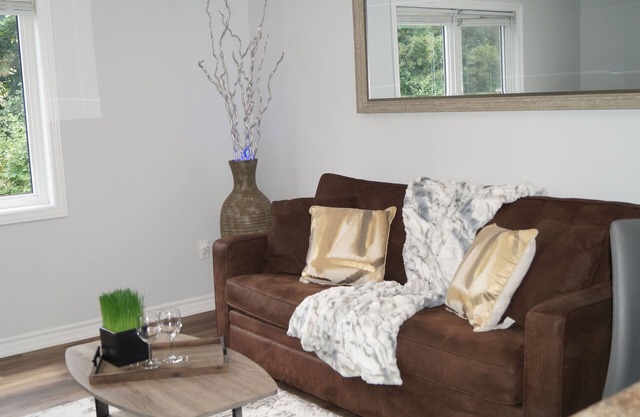 Cheerful 2 Bdrm house, free Netflix, free parking for 2 cars