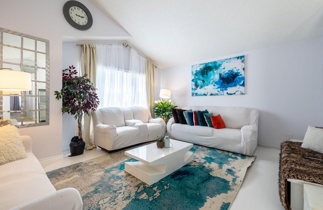 Cheerful 2 bedroom bungalow with front parking