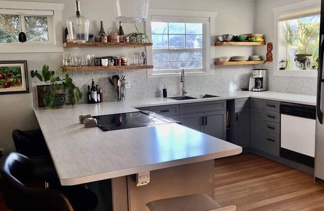 Cheerful 2 bedroom, large bright kitchen with cuddly kitties!