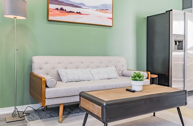 Cheerful 2-bedroom home with free parking