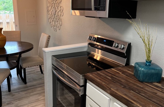 Cheerful 2 bedroom townhouse across street from CU