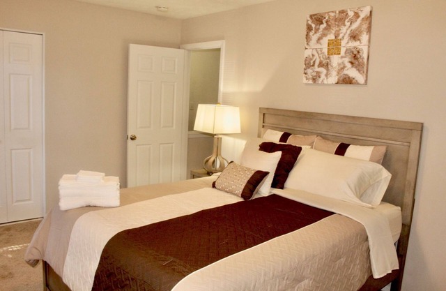 Cheerful 2 bedroom townhouse with indoor Fireplace