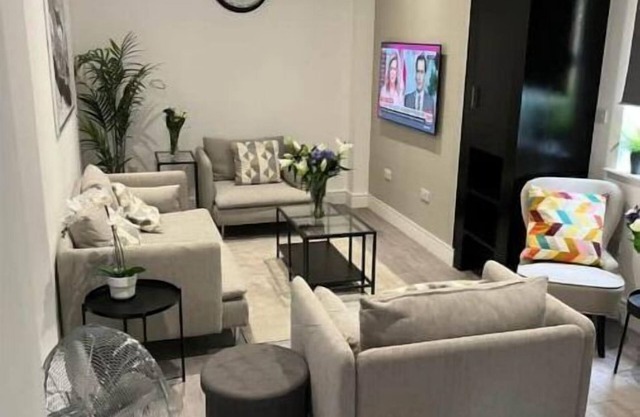 Cheerful 2 bedroom townhouse with free parking.