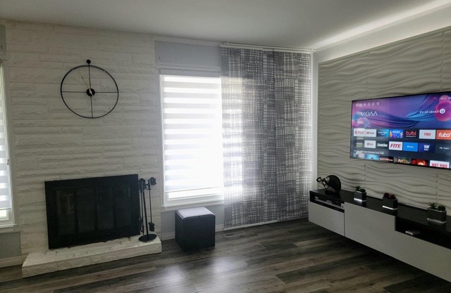 Cheerful 2 bedroom with indoor fireplace