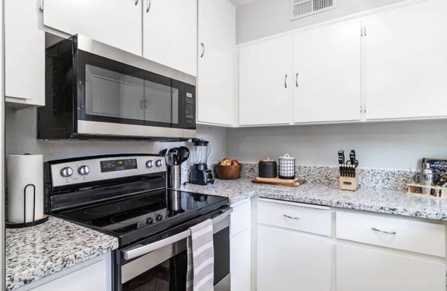 Cheerful 2B/1B Home in Prime Location-Free Parking