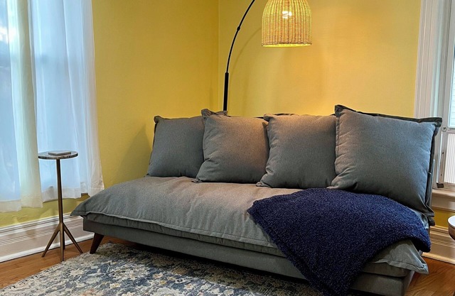 Cheerful 2BR apt, historic home near EMU and U-M, walkable area. Dog friendly!