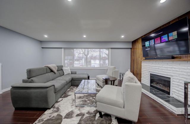 Cheerful 3 bdrm home w/Parking and large backyard