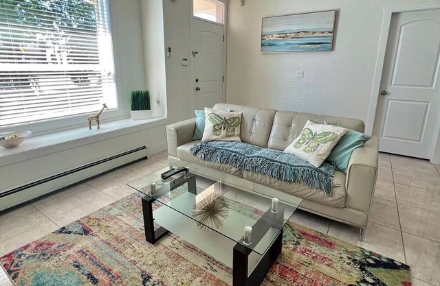 Cheerful 3 bedroom home close to Guildford mall