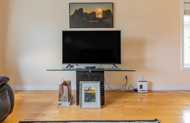 Cheerful 3 bedroom house in Downtown Windsor