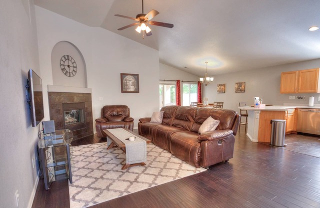 Cheerful 3 bedroom home w/outdoor kiva fireplace