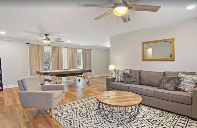 Cheerful 3-bedroom home l Free parking on premises