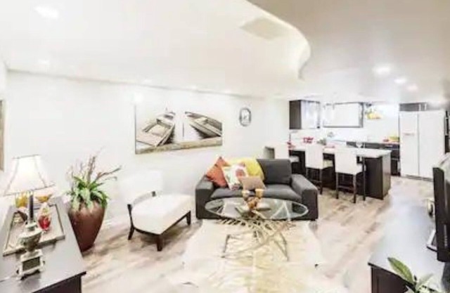 Cheerful 3Bdr 1Bath Suite in North Edmonton
