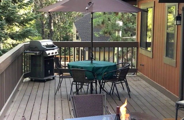 Cheerful 4-Bedroom Cabin with Hot Tub