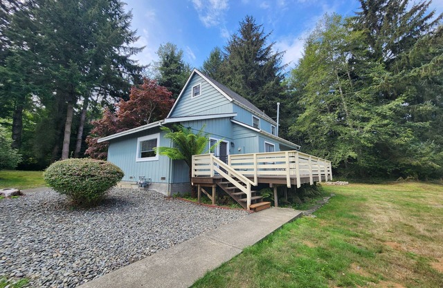 Cheerful 4-bedroom home in the woods