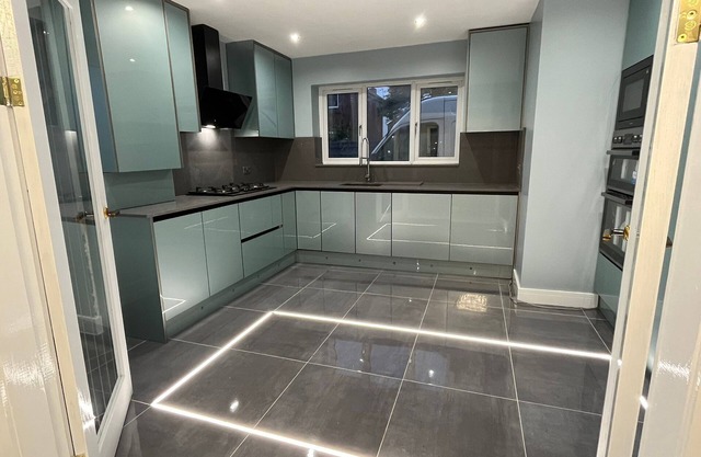 Cheerful 4 Bedroom Luxury house with free parking