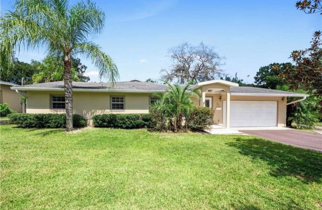 Cheerful 4-bedroom with large and lush backyard