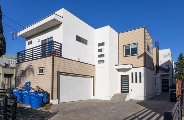 Cheerful 4BR home with parking in East Hollywood
