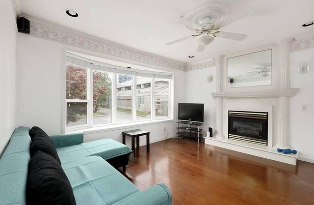 Cheerful 5-bdrms home in Vancouver
