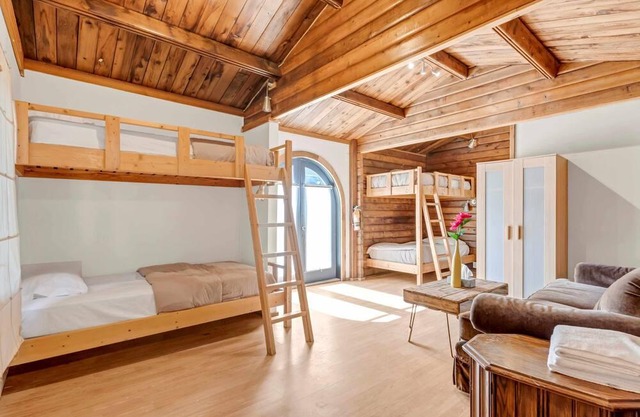 Cheerful 5-bedroom Cottage with River access