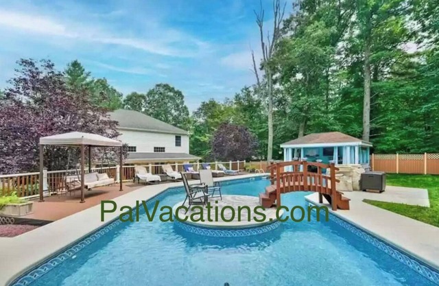 Cheerful 5-bedroom resort with private pool in charming Pocono mountains