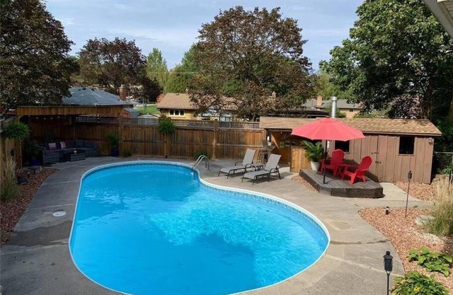 Cheerful 5-bedroom bungalow with pool