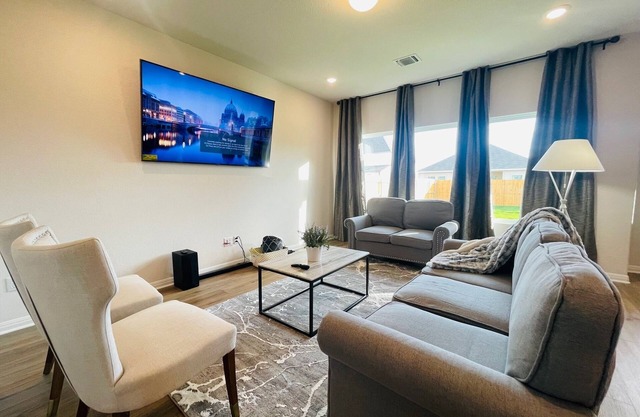 Cheerful 5 bedroom Home - 6 miles from Samsung