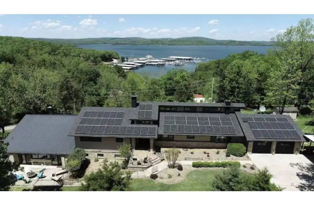 Cheerful 5-bedroom lake house with indoor pool