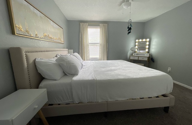 cheerful and quite 2-bedroom home near lake Hefner, OKC