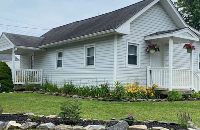 Cheerful cottage minutes from the beach