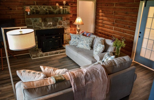 Cheerful Cozy Retreat - 3 BR - Newly Renovated