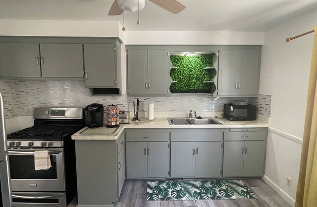 Cheerful Duplex: First Flr/2Bedrooms/Sleeps 6 & FREE Parking