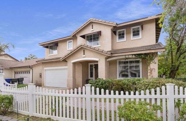 Cheerful home easy access to Hwy 60 & 91 UCR