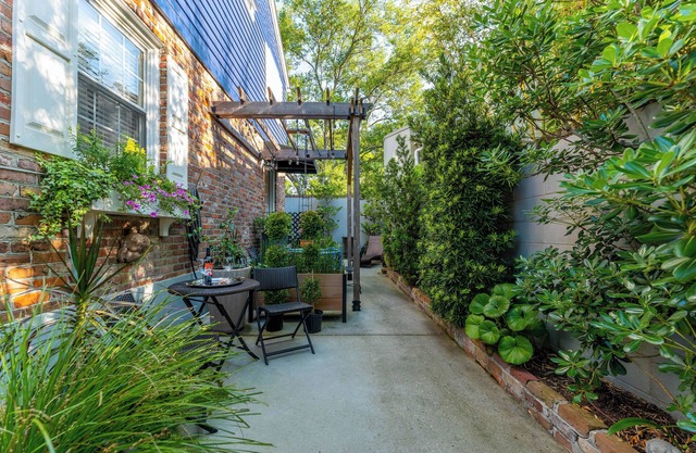 Cheerful home in the heart of Charleston. Designated office space for executives