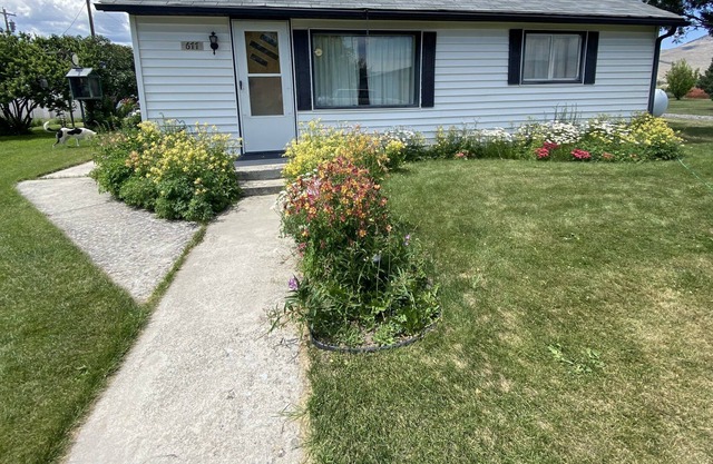 Cheerful Home With Fenced in Yard, Parking, and a View!