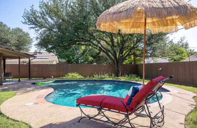 Cheerful House w/Big Fenced Yard, Private Pool, Covered Patio& Quiet Location